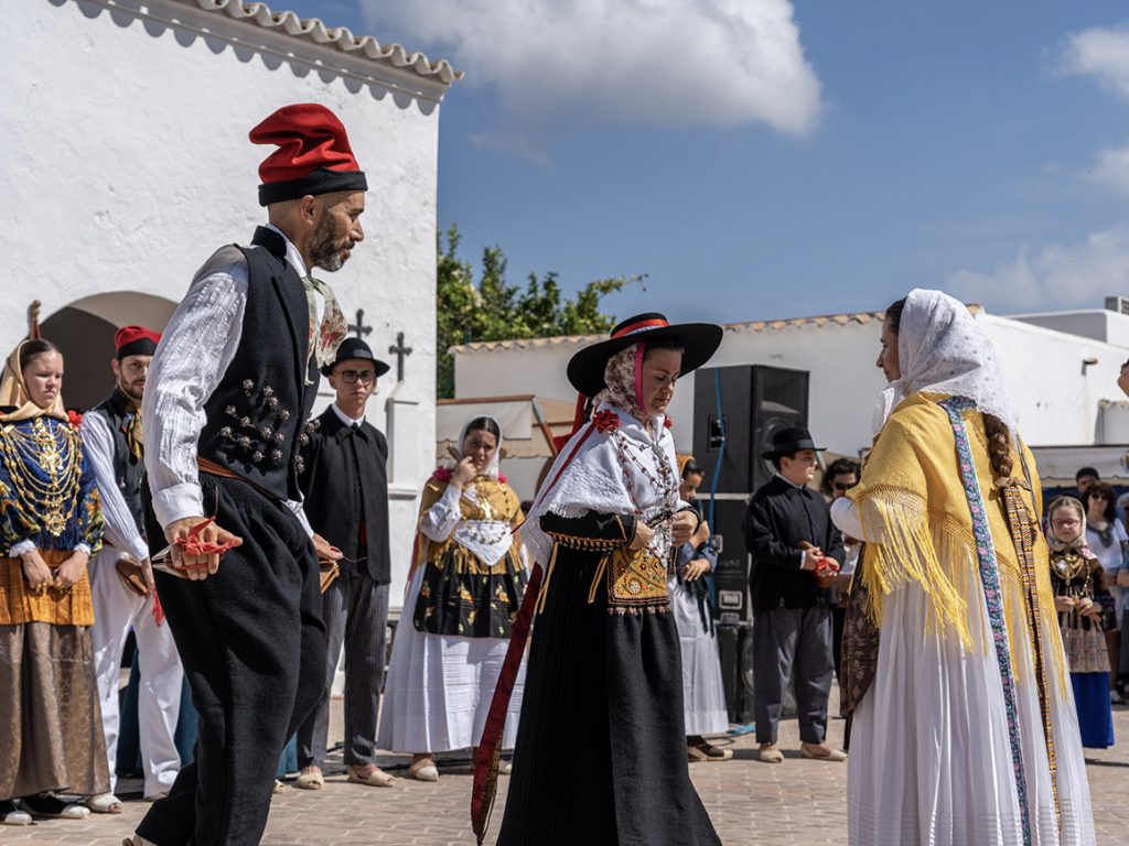 Parla’m del ball pagès. Converses sobre el ball, la roba i la vida tradicional de Sant Josep de sa Talaia